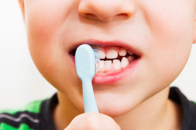 Где лучше лечить зубы у ребенка: в бесплатной поликлинике или в частной клинике?